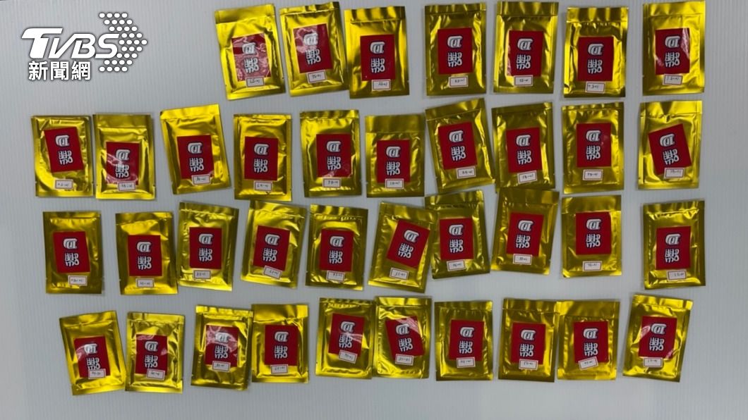 警方查扣大量毒品咖啡包。(圖/TVBS)
