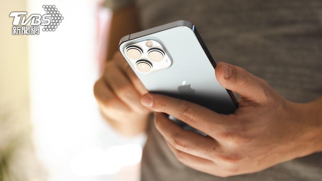 iPhone有提供「文字大小」及「放大鏡」的功能。（示意圖／shutterstock達志影像）