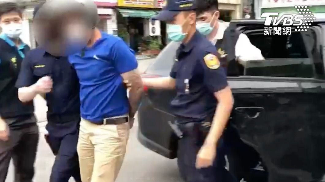 何男月初才因酒駕被抓,掙脫腳鐐落跑。(圖/TVBS)