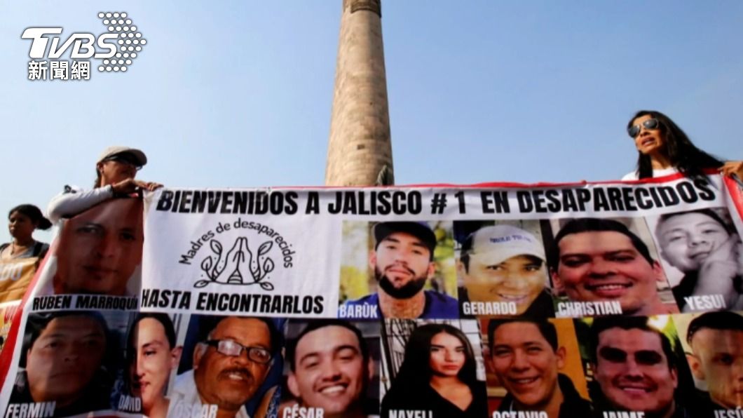 悲傷的母親們拉著失蹤人口的布條,抗議政府行動緩慢。(圖/達志影像美聯社)