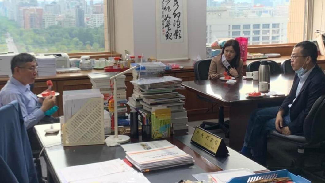 北市議員游淑慧、前北市議員羅智強日前前往北市府與市長柯文哲會面。(圖/翻攝游淑慧臉書)