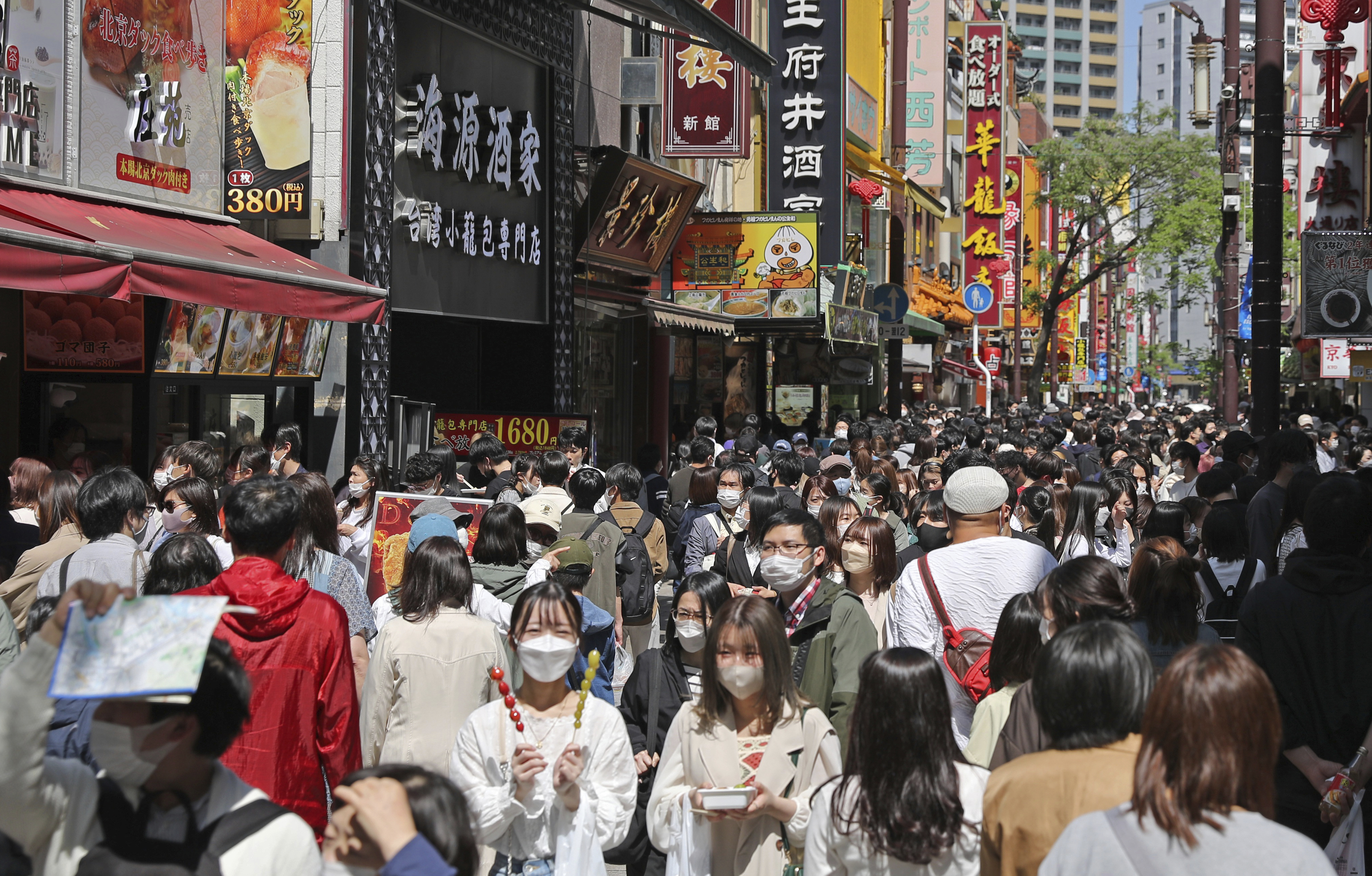 日本鬆綁「口罩防疫」,戶外如有足夠距離可不用戴。(圖/達志影像美聯社)