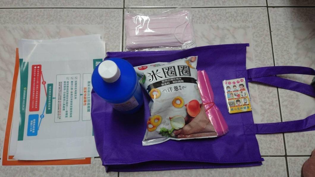 關懷包內容物。(圖/翻攝自陳揚臉書)