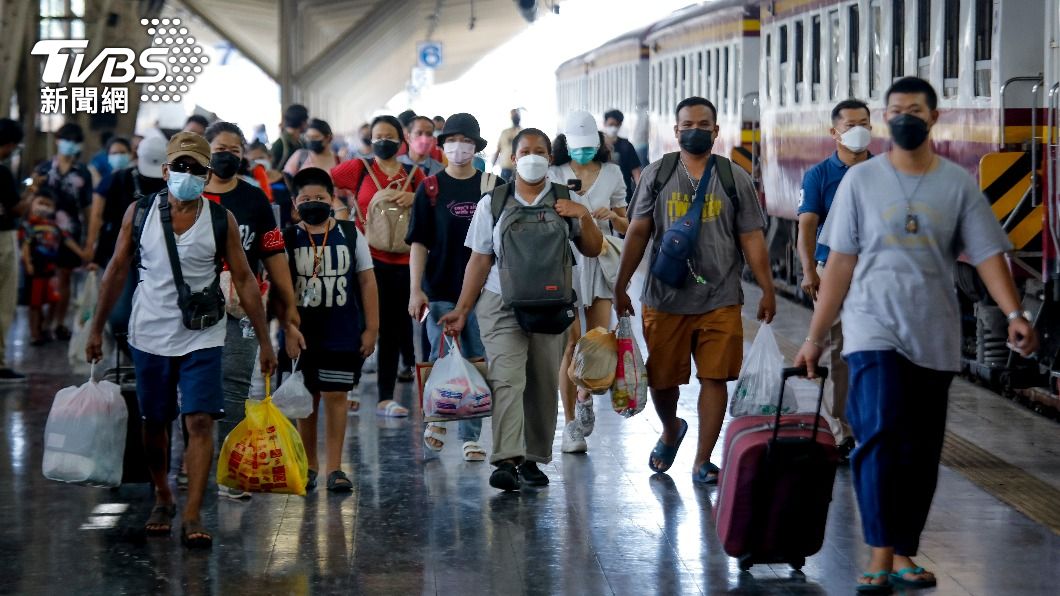 民眾搭乘火車在國內旅遊（圖／達志影像美聯社）