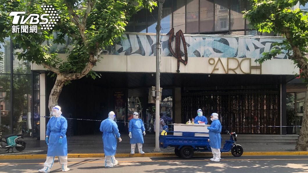 上海第一階段解封發臨時通行證 多地現採購人潮