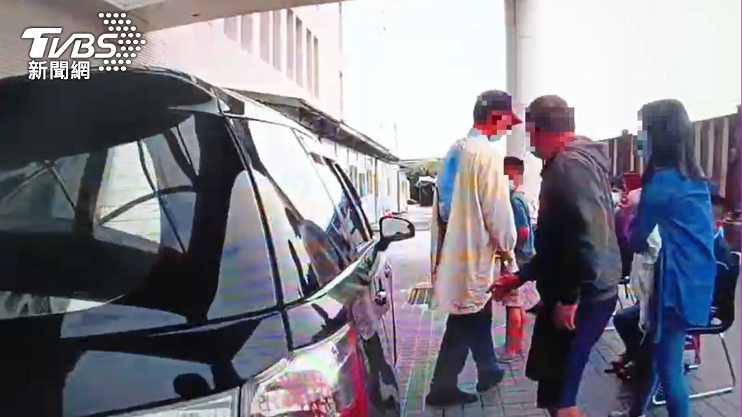 男童全身抽搐、發高燒。(圖/TVBS)
