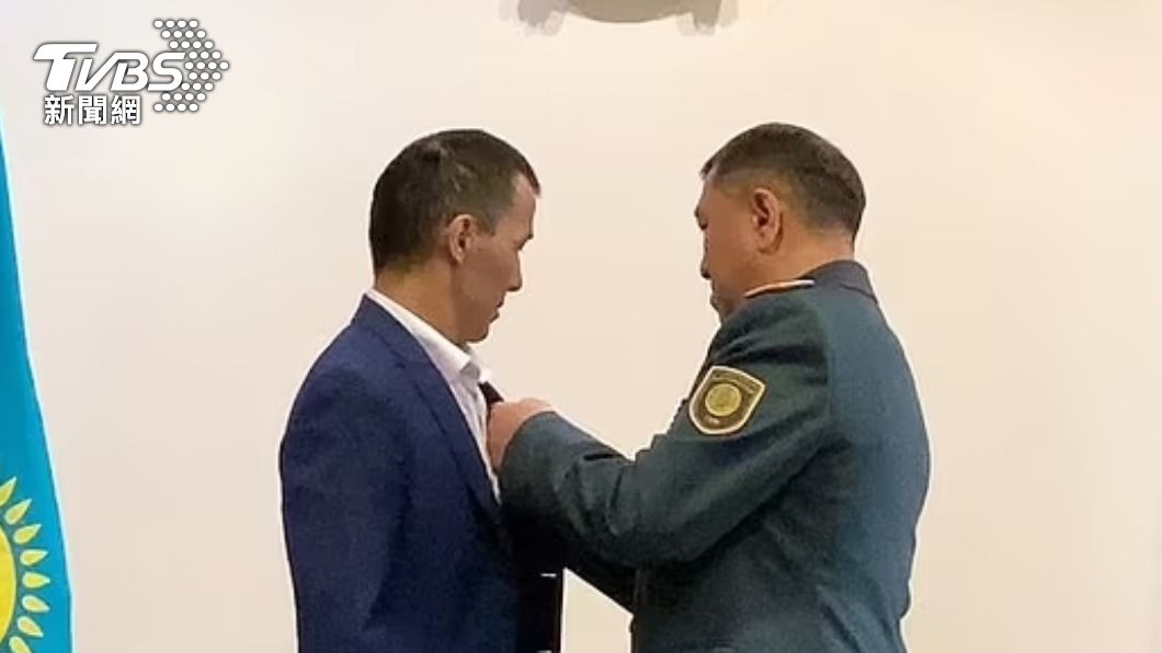 市長庫爾吉諾夫(Altai Kulginov)特地頒發一枚勳章給肖塔克巴耶夫。(圖/翻攝自每日郵報)