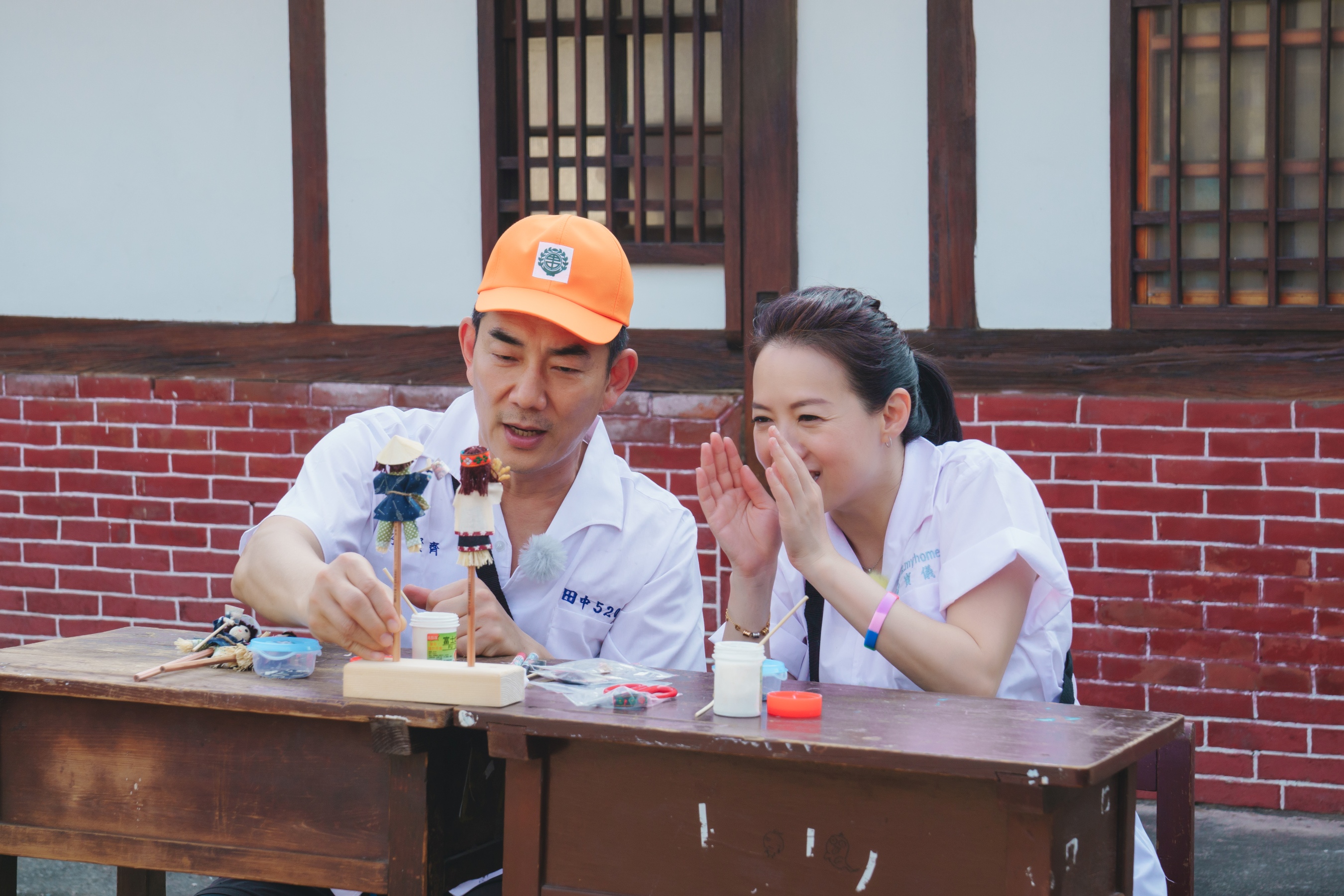 曾寶儀與任賢齊重新體驗當學生的感覺。（圖／三立提供）