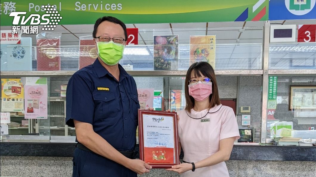 警局在金融機構推廣反詐騙。(圖/TVBS)