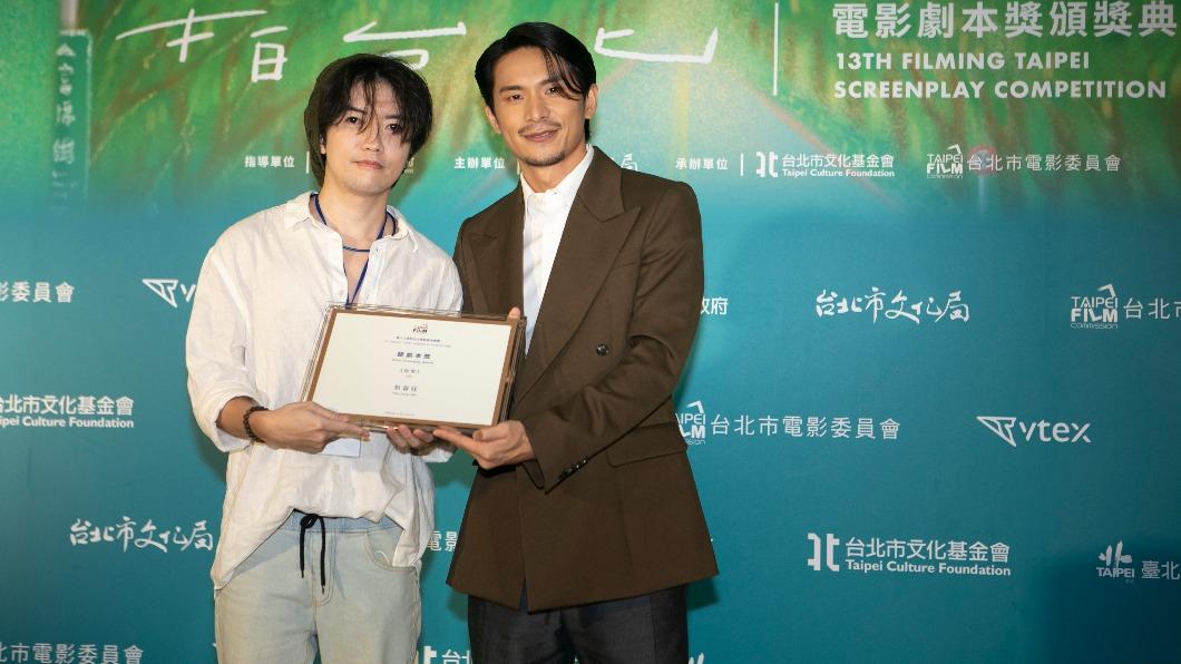 去年「拍台北」電影劇本徵選評審姚淳耀(右)與「銀劇本獎」得主包容任《如常》合影。(圖/台北市電影委員會提供)