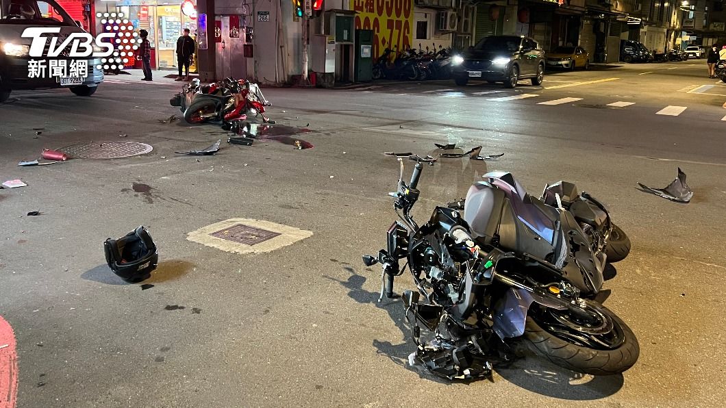 剛起步要迴轉!機車遭直行來車猛撞 2騎士彈飛慘摔骨折