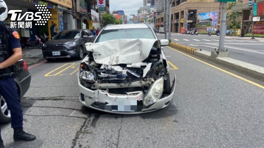 誤把油門當煞車! 女駕駛追撞小貨車 車頭毀人無傷
