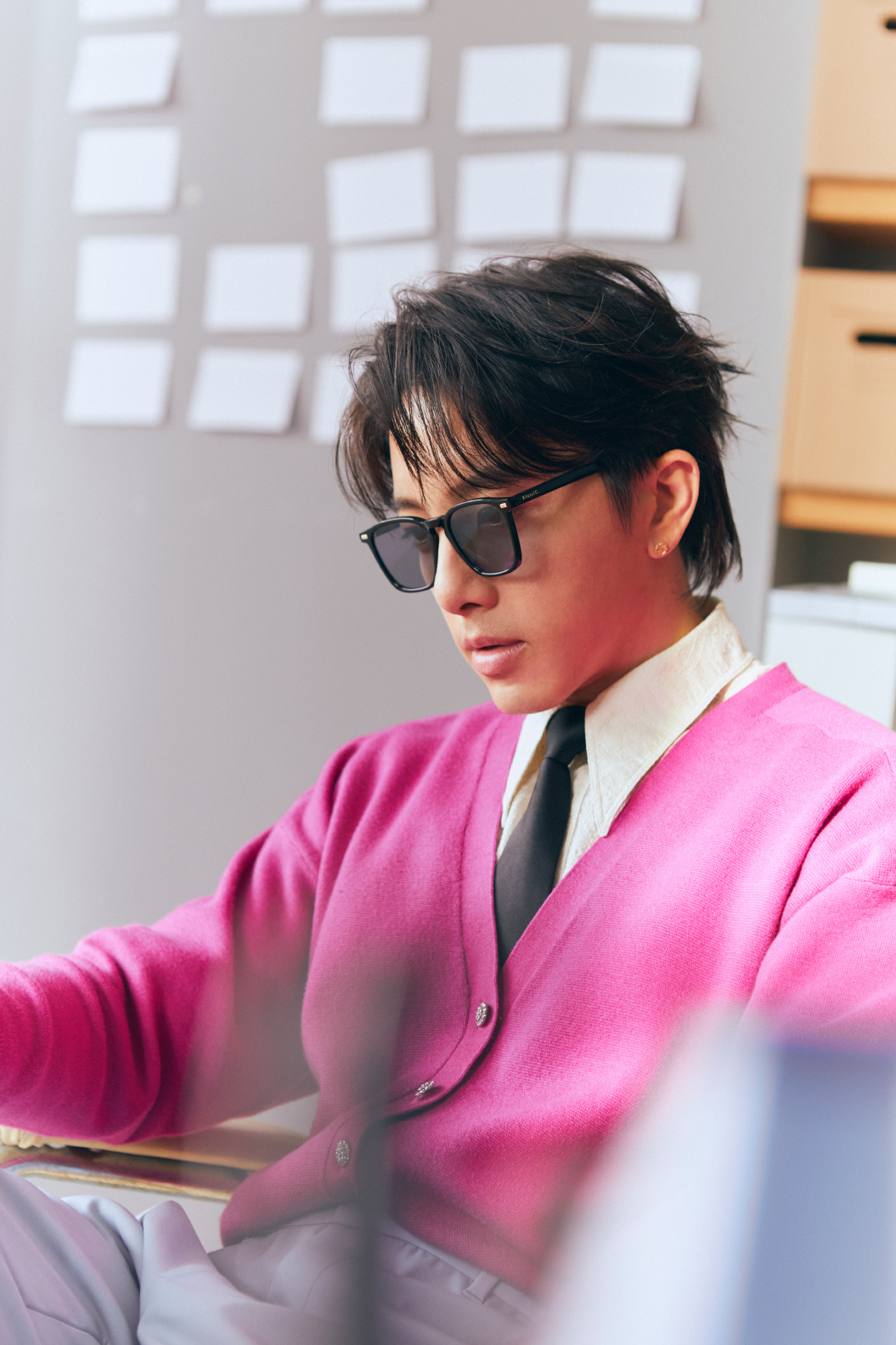 坤達除演員、歌手、主持人的身分外,近日再成為眼鏡品牌CEO。(圖/KlassiC.提供)