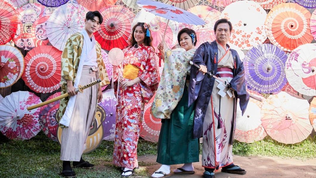 涂善存、任容萱、楊貴媚和檢場出外景。(圖/東森提供)