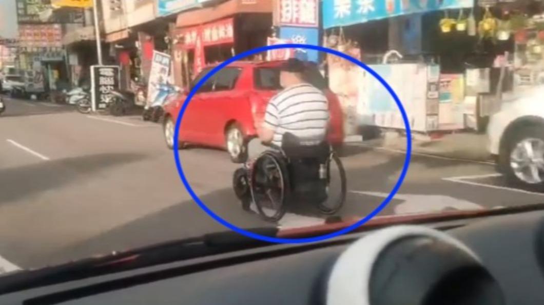 阿北出事了!輪椅時速飆50驚呆 鑽車縫還超車