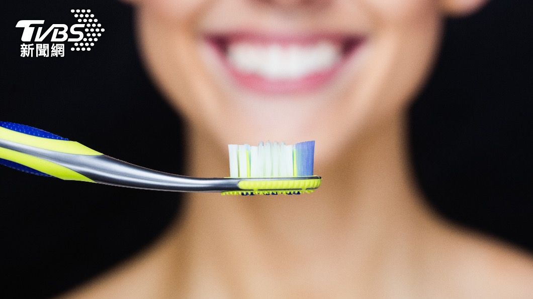 生病感冒時口腔裡的病菌會殘留在牙刷刷毛。（示意圖／shutterstock達志影像）