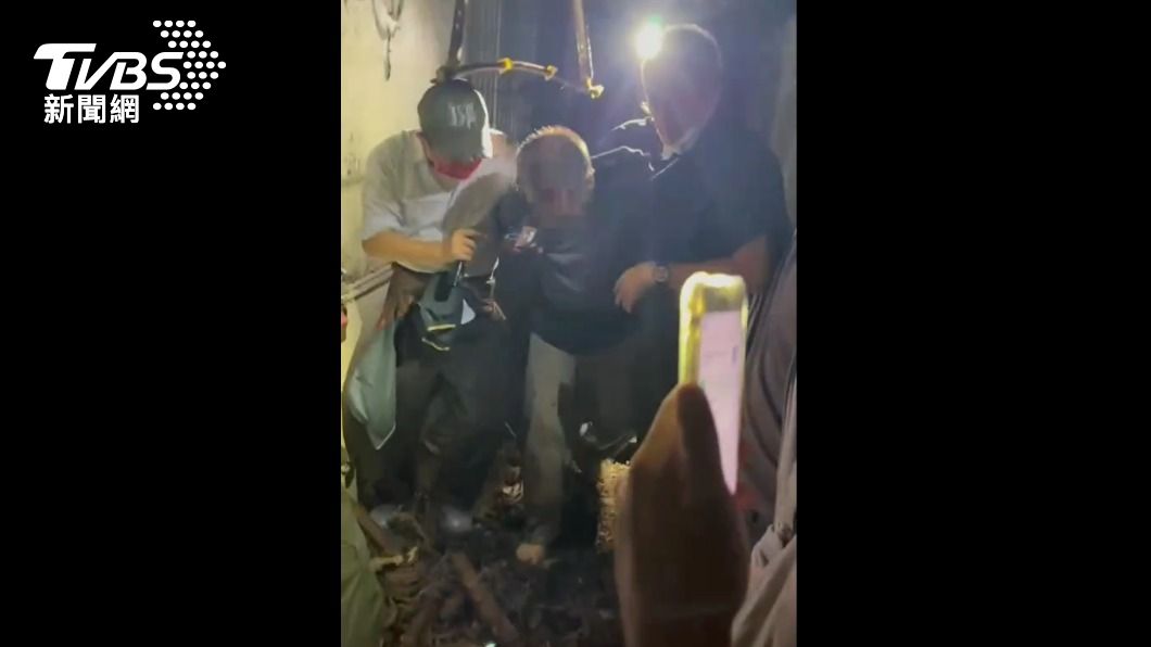 涂嫌犯案後躲藏在廢墟中，警方今日循線將他逮捕歸案。（圖／TVBS）