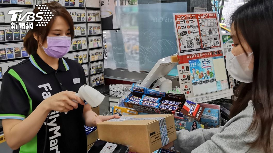 超商推出領包裹抽獎活動,包裹到店2天內領取,就有機會抽中1年份咖啡。(圖/業者提供)