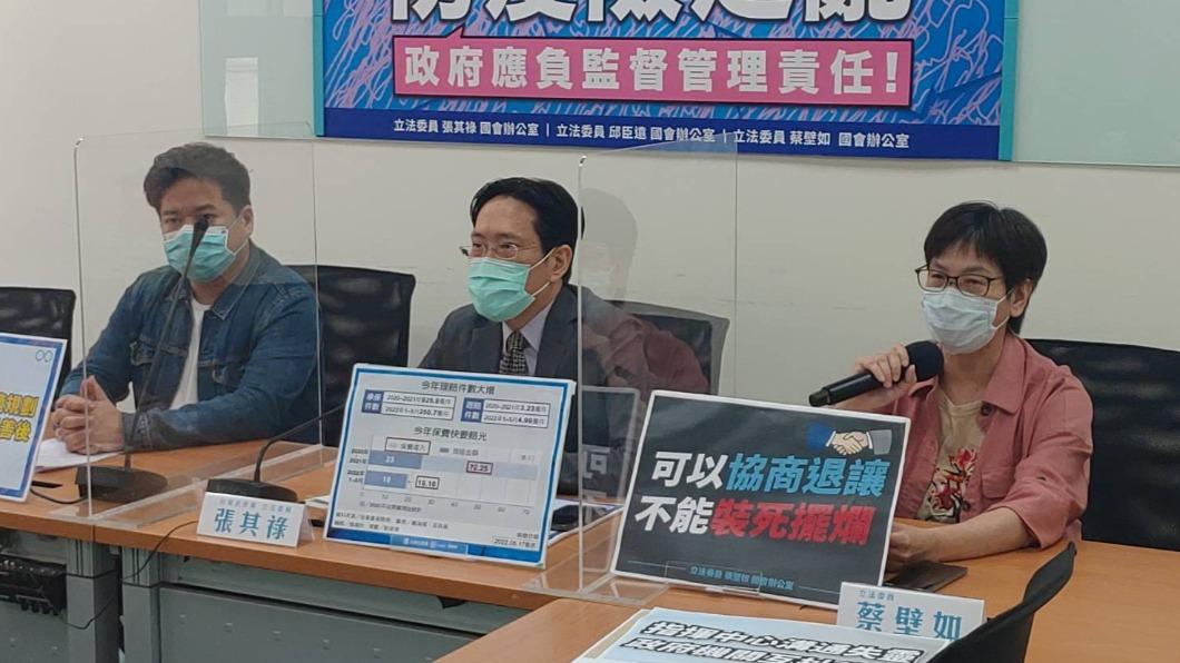 民眾黨團上午召開防疫險之亂，政府應負監督管理責任記者會。（圖／蔡壁如辦公室提供）