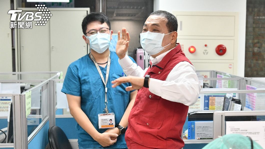 侯友宜今日到板橋亞東醫院慰問醫護團隊（圖／新北市府提供）