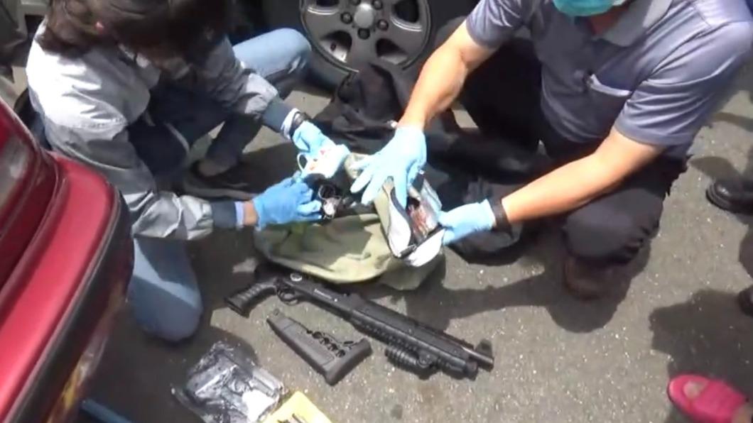 毒販擁槍自重自認聰明 將長短槍藏報廢車上
