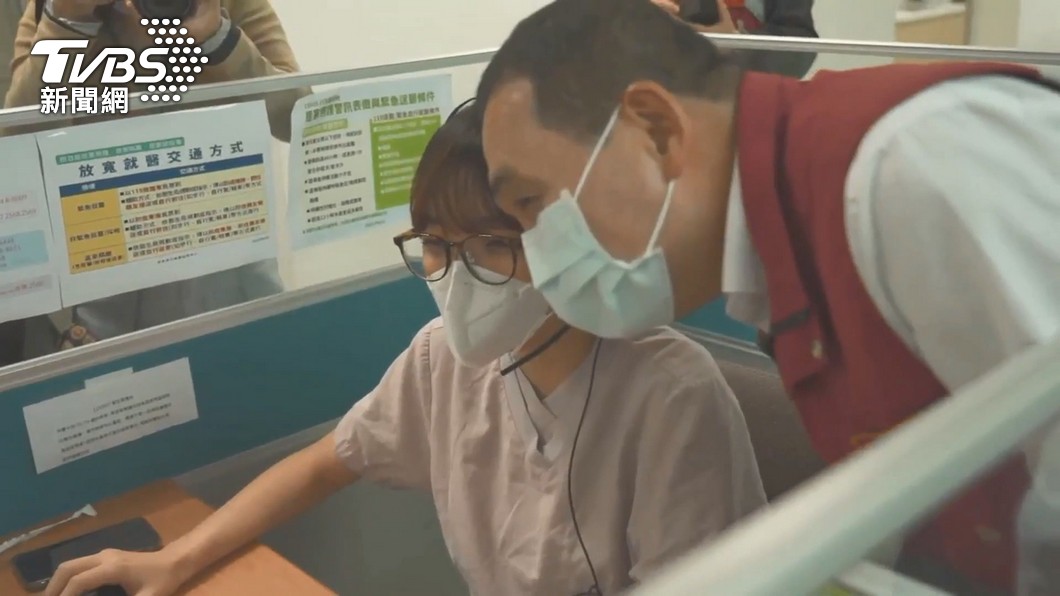 侯友宜慰勞第一線醫護人員。（圖／TVBS）