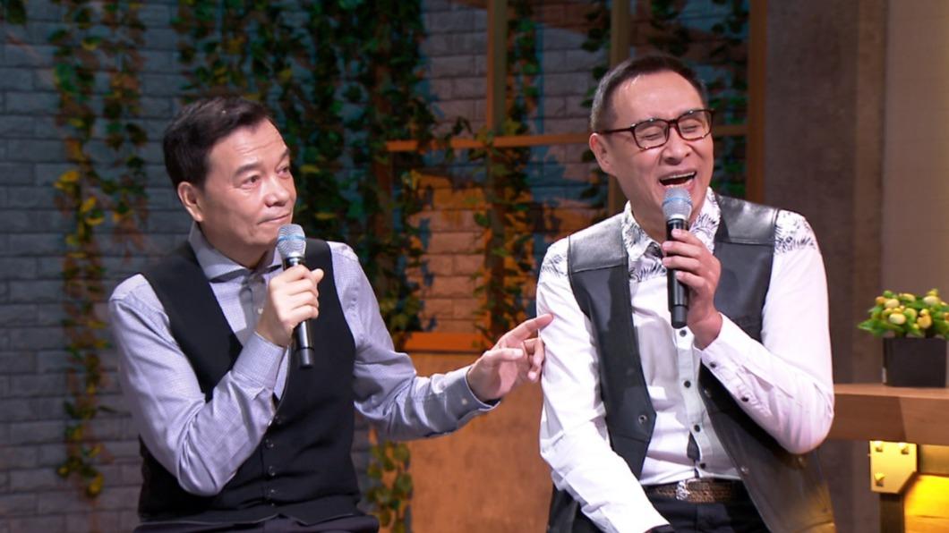 民歌手李明德(左)與王瑞瑜(右)笑談當年的歌星證很難考。(圖/年代提供)