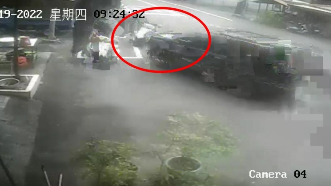 吳男蓄意撞警。(圖/民眾提供)