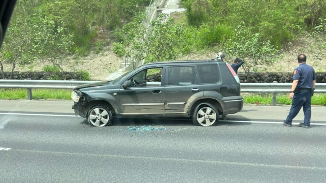吳男的車窗玻璃碎裂,車體變形。(圖/翻攝自記者爆料網)