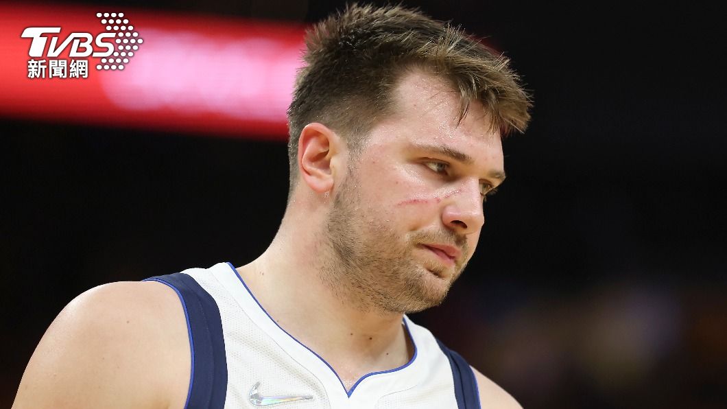 獨行俠唐西奇(Luka Doncic)臉遭到勇士維金斯(Andrew Wiggins)抓傷。(圖/達志影像美聯社)