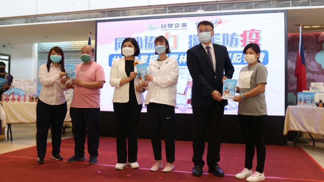 張麗善頒感謝狀給台塑集團。(圖/翻攝自張麗善臉書)