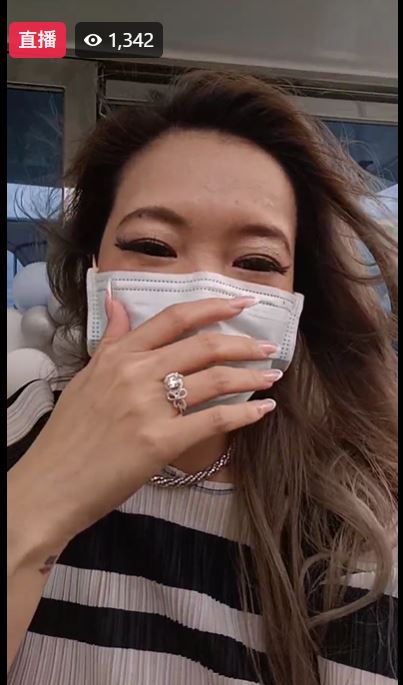 Makiyo曬出未婚夫送的大鑽戒。(圖/翻攝自Makiyo臉書)