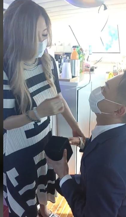 Makiyo的未婚夫小金在遊艇上下跪求婚證實。(圖/翻攝自Makiyo臉書)