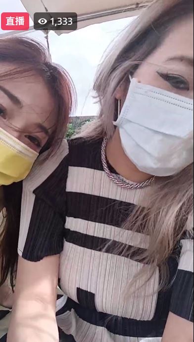 ㄚ子(左)現身Makiyo的性別求婚趴。(圖/翻攝自Makiyo臉書)
