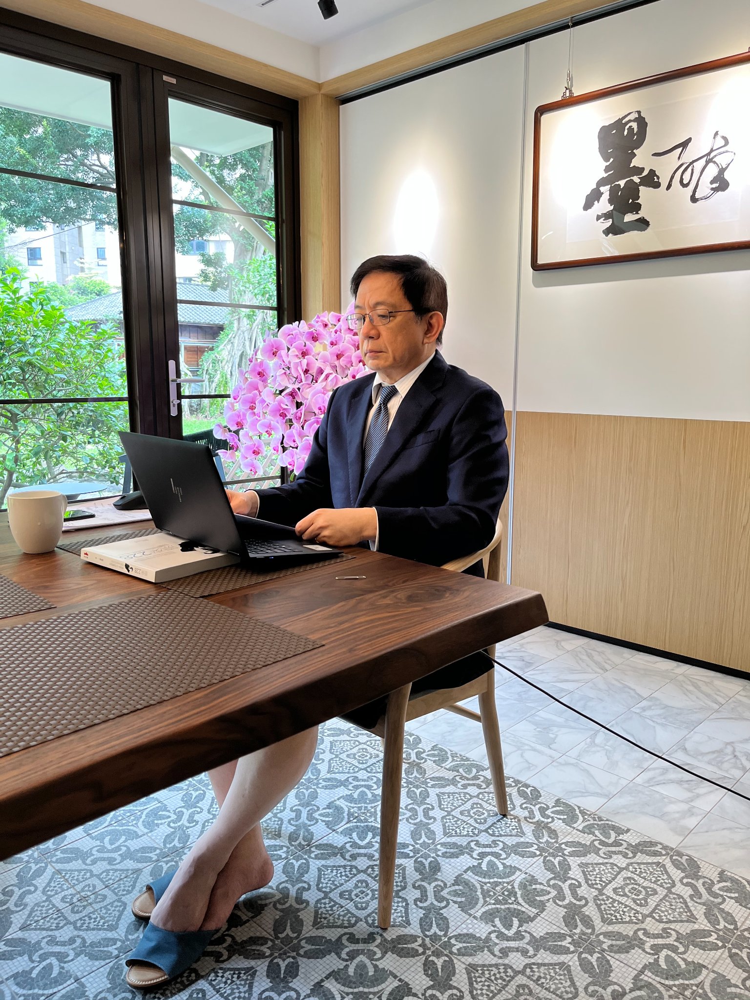 台大校長管中閔正在開視訊會議。(圖/翻攝自管中閔臉書)