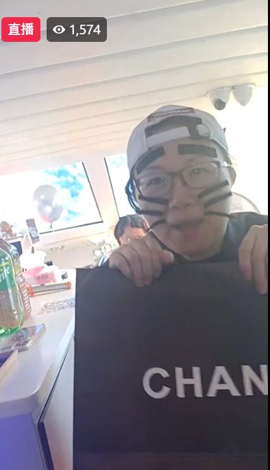 Makiyo的大姐裝扮成男生,走出來揭曉Makiyo將生下男寶寶。(圖/翻攝自Makiyo臉書)