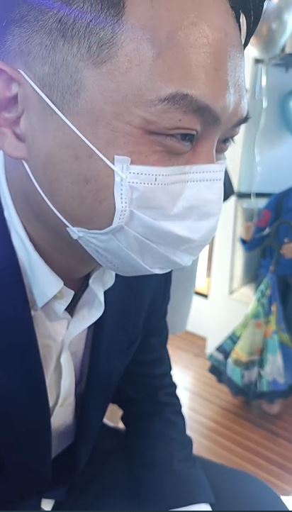 Makiyo老公面對求婚有些許緊張,額頭頻頻出汗。(圖/翻攝自Makiyo臉書)
