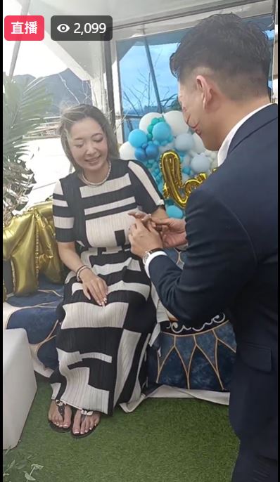 Makiyo的老公頂著大婚臉幫他戴上戒指。(圖/翻攝自Makiyo臉書)