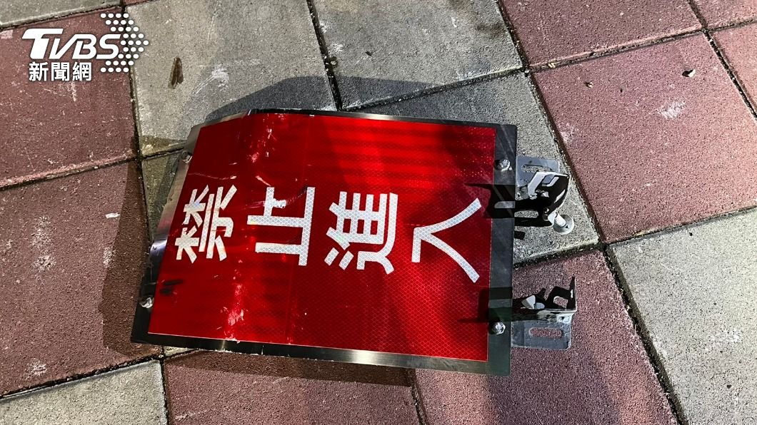 被撞斷的牌子。(圖/TVBS)