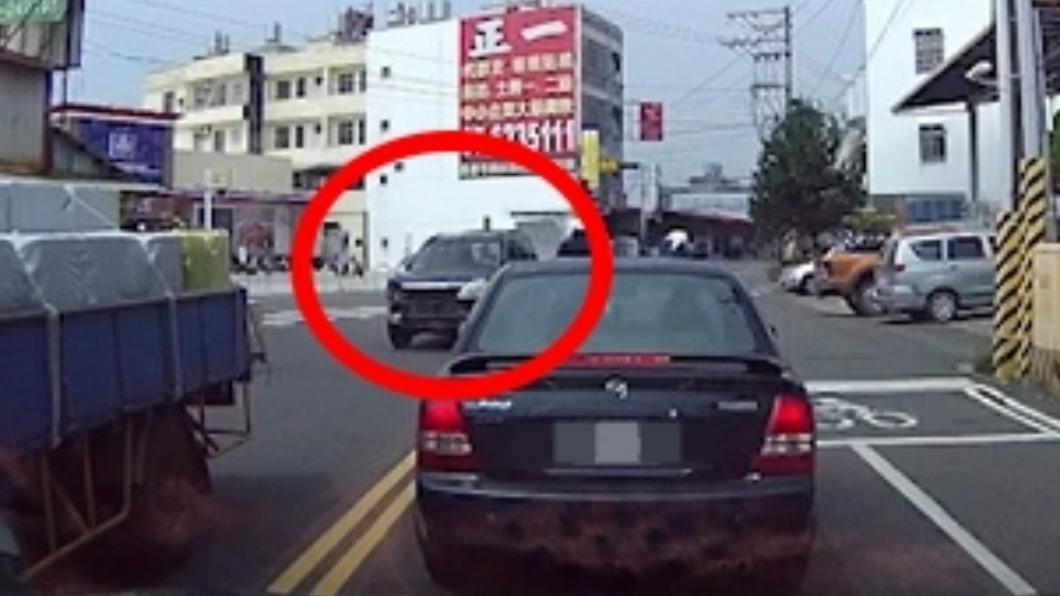 警方先朝吳嫌車子連轟10槍。(圖/翻攝自記者爆料網)