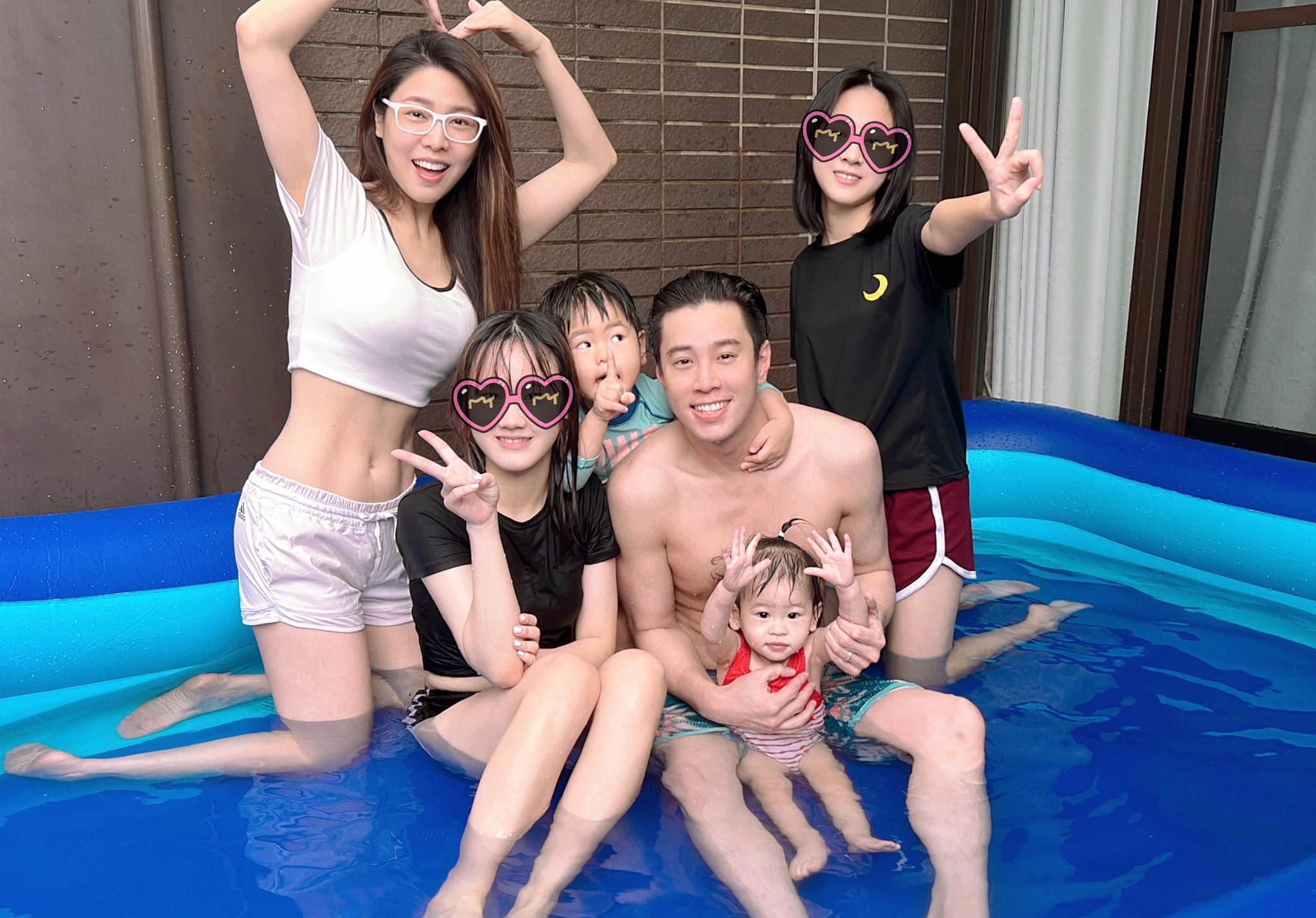 白家綺一家慶祝康復,在陽台開泳池派對。(圖/翻攝自白家綺臉書)