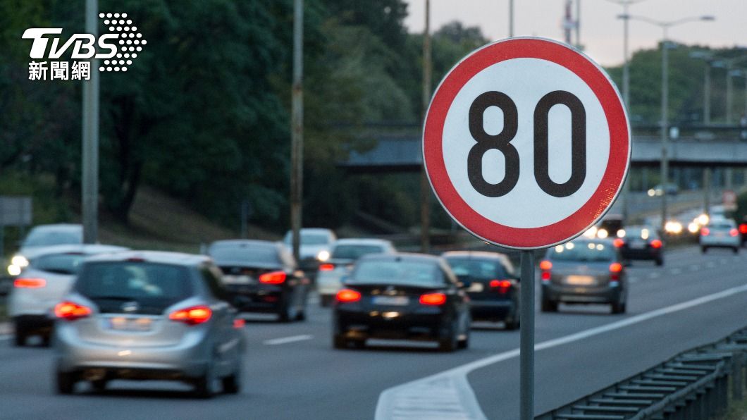 限速標示看嘸！駕駛疑惑「開50還90」　當地人曝正解