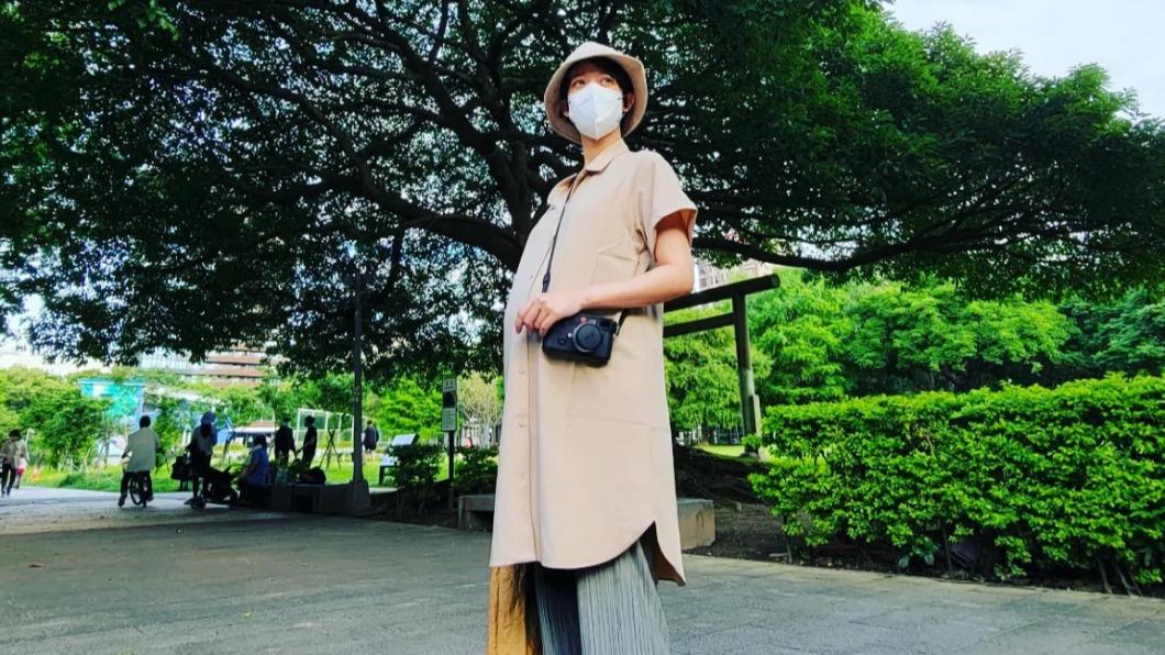 黃子佼日前用鏡頭紀錄下老婆的圓圓大肚。(圖/翻攝自黃子佼臉書)