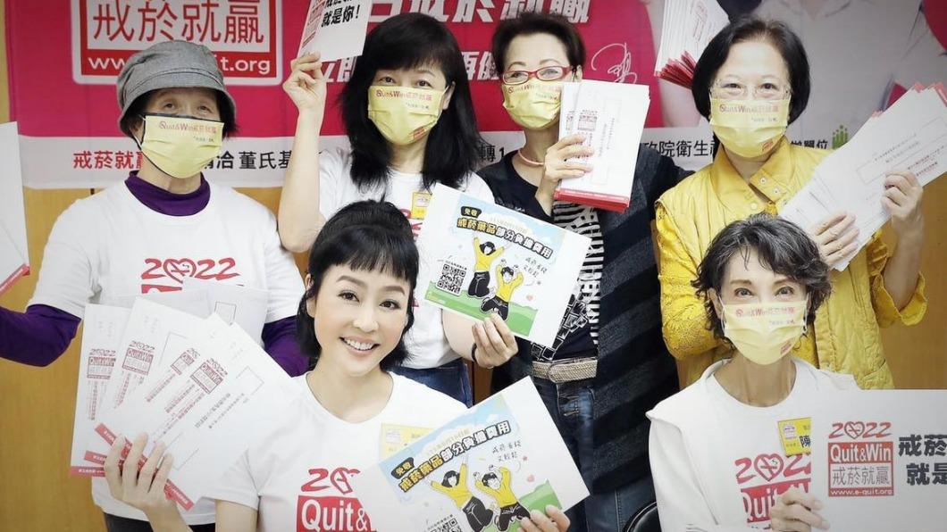 唐玲(前排左)到董氏基金會當義工。(圖/翻攝自唐玲臉書)