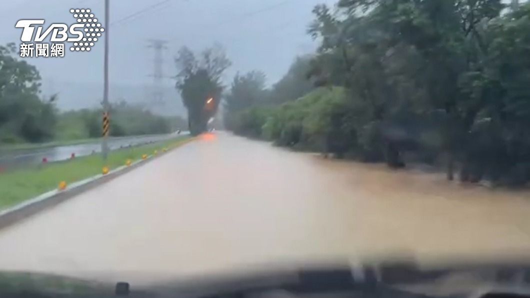 根本用倒的!恆春半島降暴雨 水淹民宅、馬路變河道