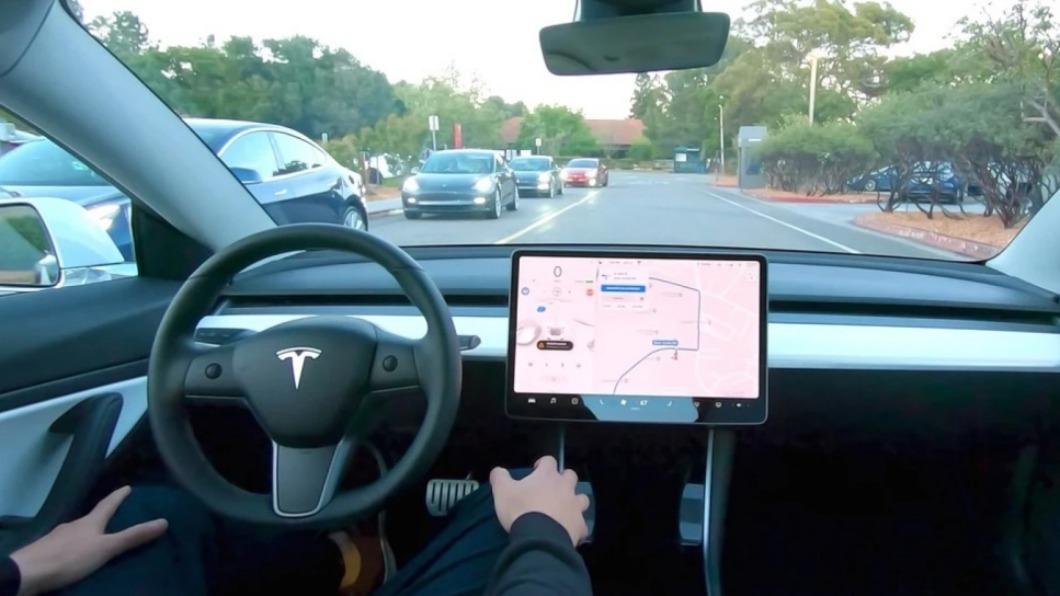 Tesla針對2019年後出廠的車輛能更新Boombox音箱程式,提供「擴音器」功能。(圖/翻攝自Tesla)