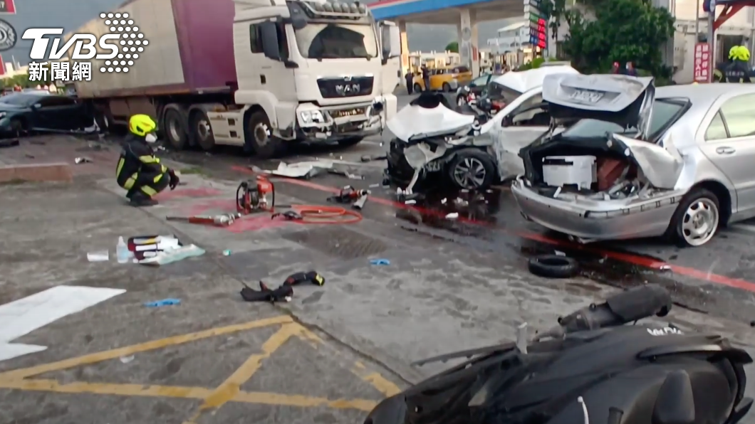 這起車禍波及路旁汽、機車。（圖／TVBS）