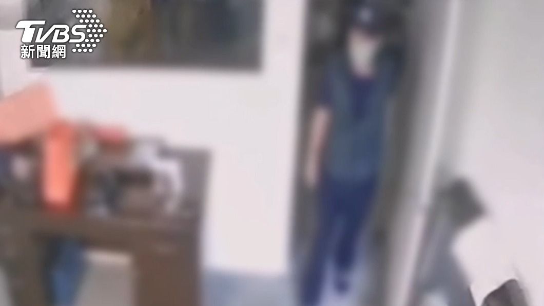 翁男大膽走進店家內行竊,過程全被監視器拍下。(圖/TVBS)