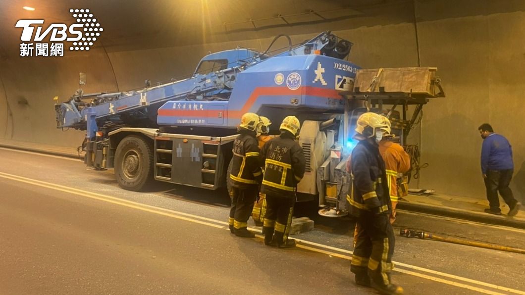 台64觀音山隧道驚傳火燒車 吊車引擎起火幸無人傷