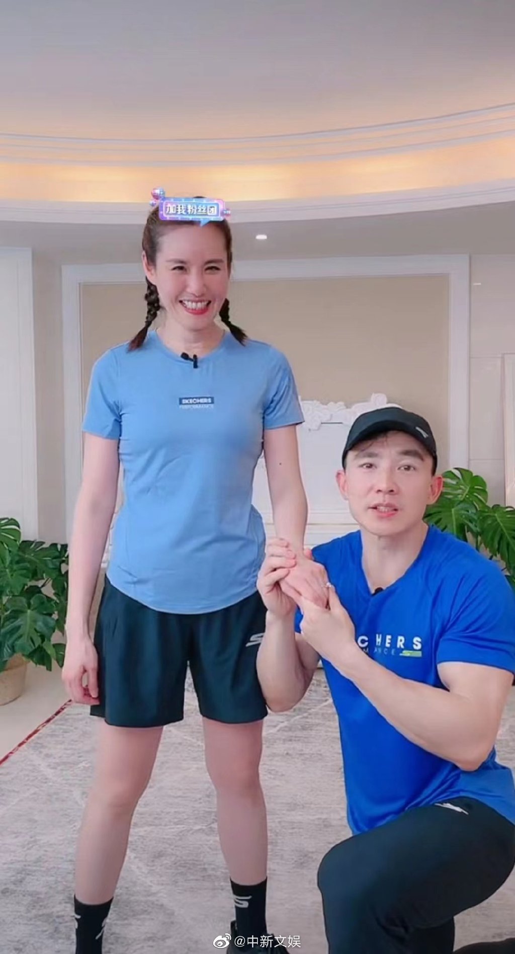 劉畊宏單膝下跪，感性地對王婉霏告白。（圖／翻攝自微博）